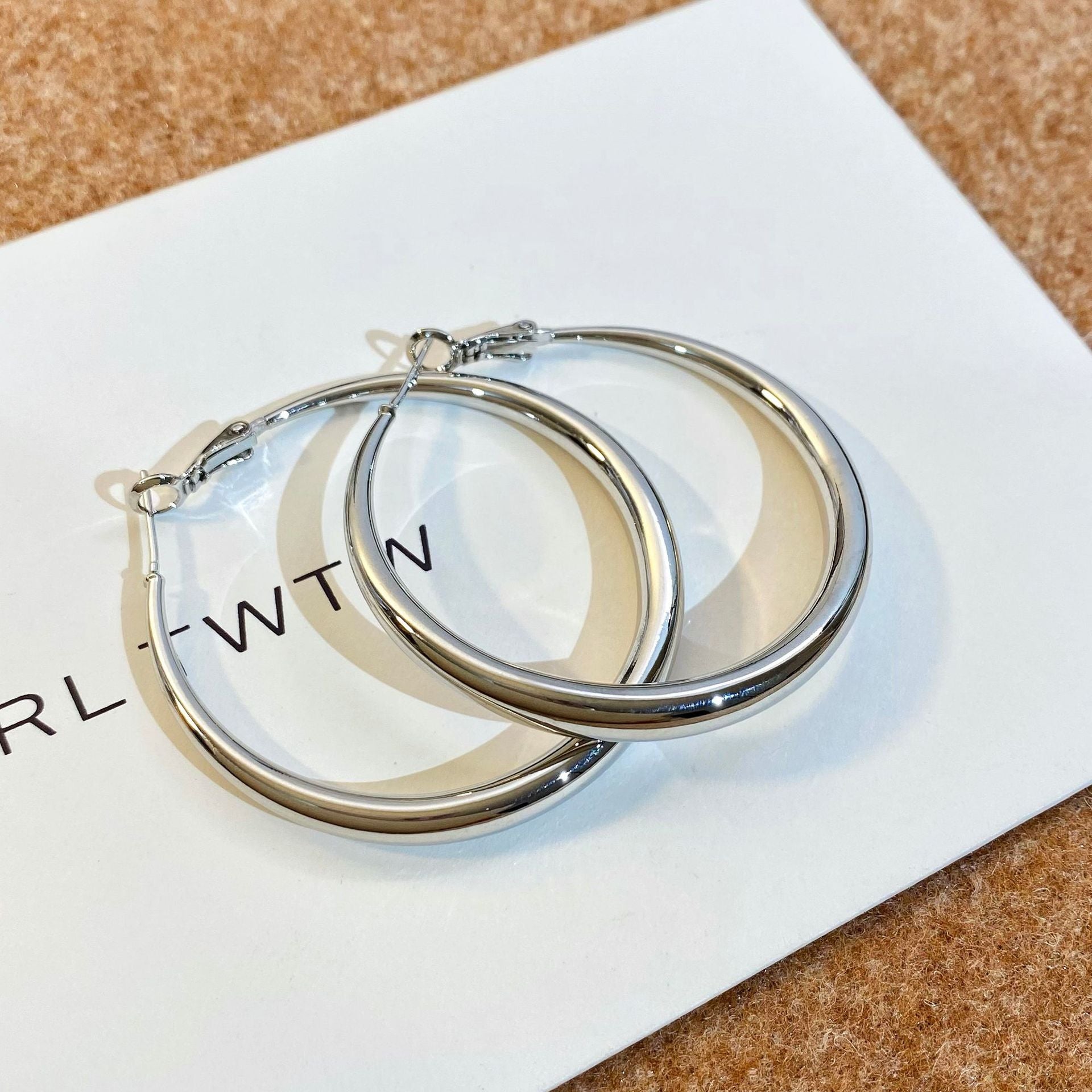 High-quality gold ear studs, star-inspired large ear rings for women, simple circle earrings, 2025 trendsetter