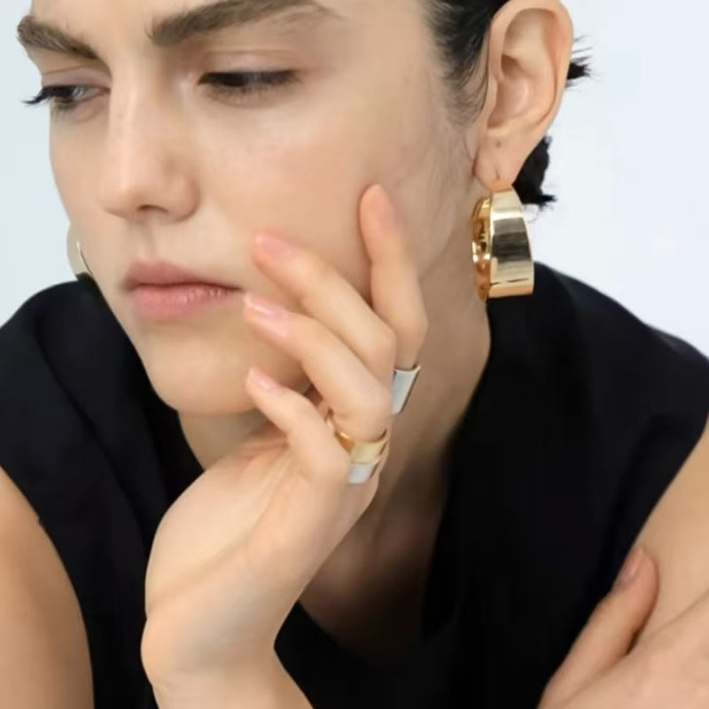 Classic European and American polished C-shaped hoop earrings for women, unique design, high-end feel, vintage, cold, minimalist ear studs