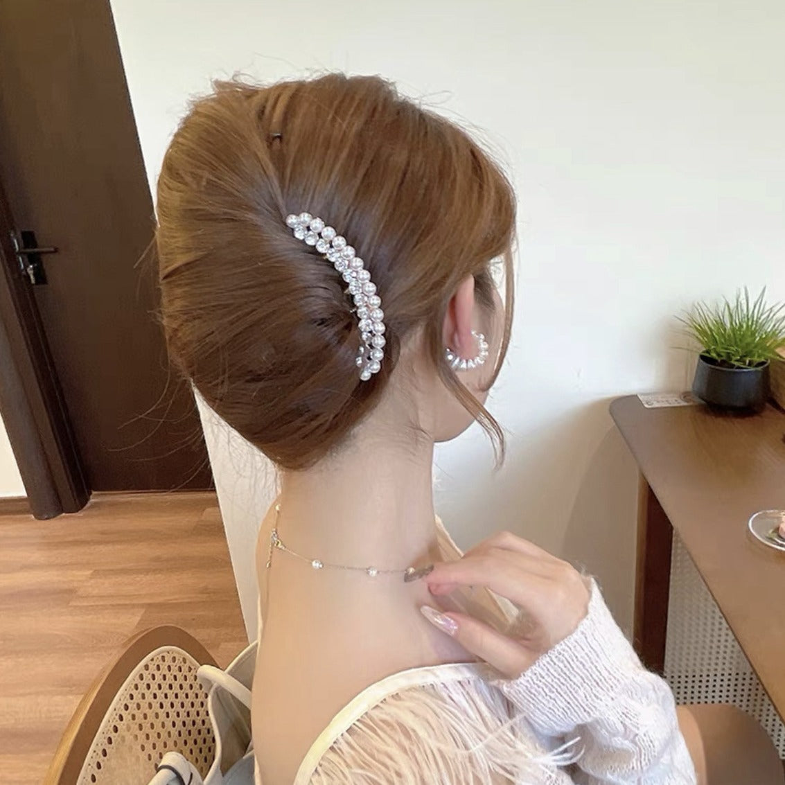 Pearl-studded hairpins for women, new and high-end design, perfect for intricate hairstyles. A must-have accessory for adding a touch of sophistication to your hairstyle