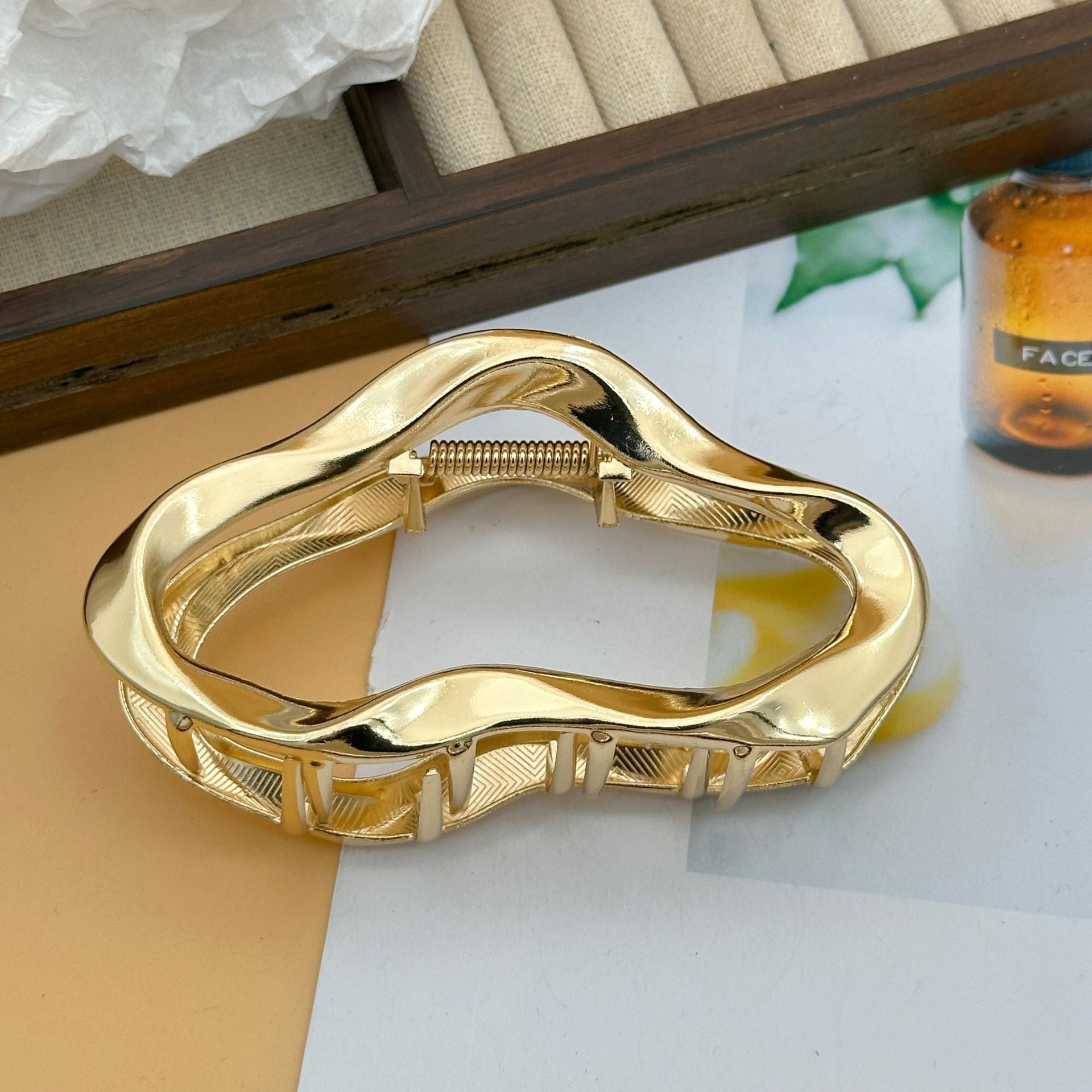 rregularly shaped line cloud clip, high-end feel, metallic hairpin for women, suitable for the back of the head, elegant shark clip, headpiece, large size