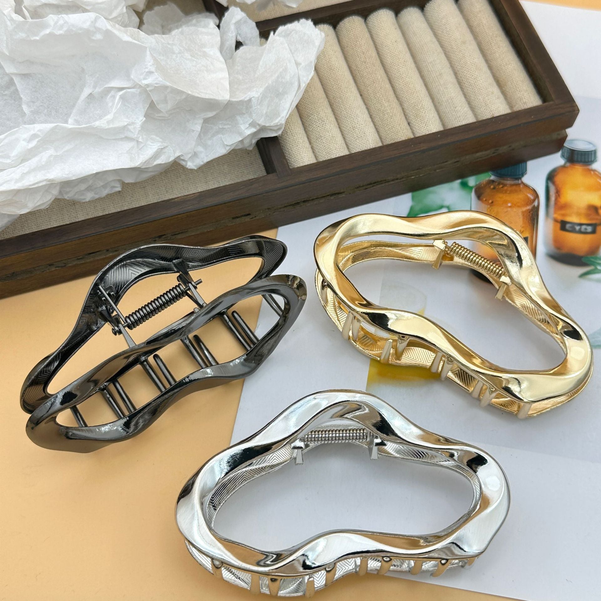 rregularly shaped line cloud clip, high-end feel, metallic hairpin for women, suitable for the back of the head, elegant shark clip, headpiece, large size