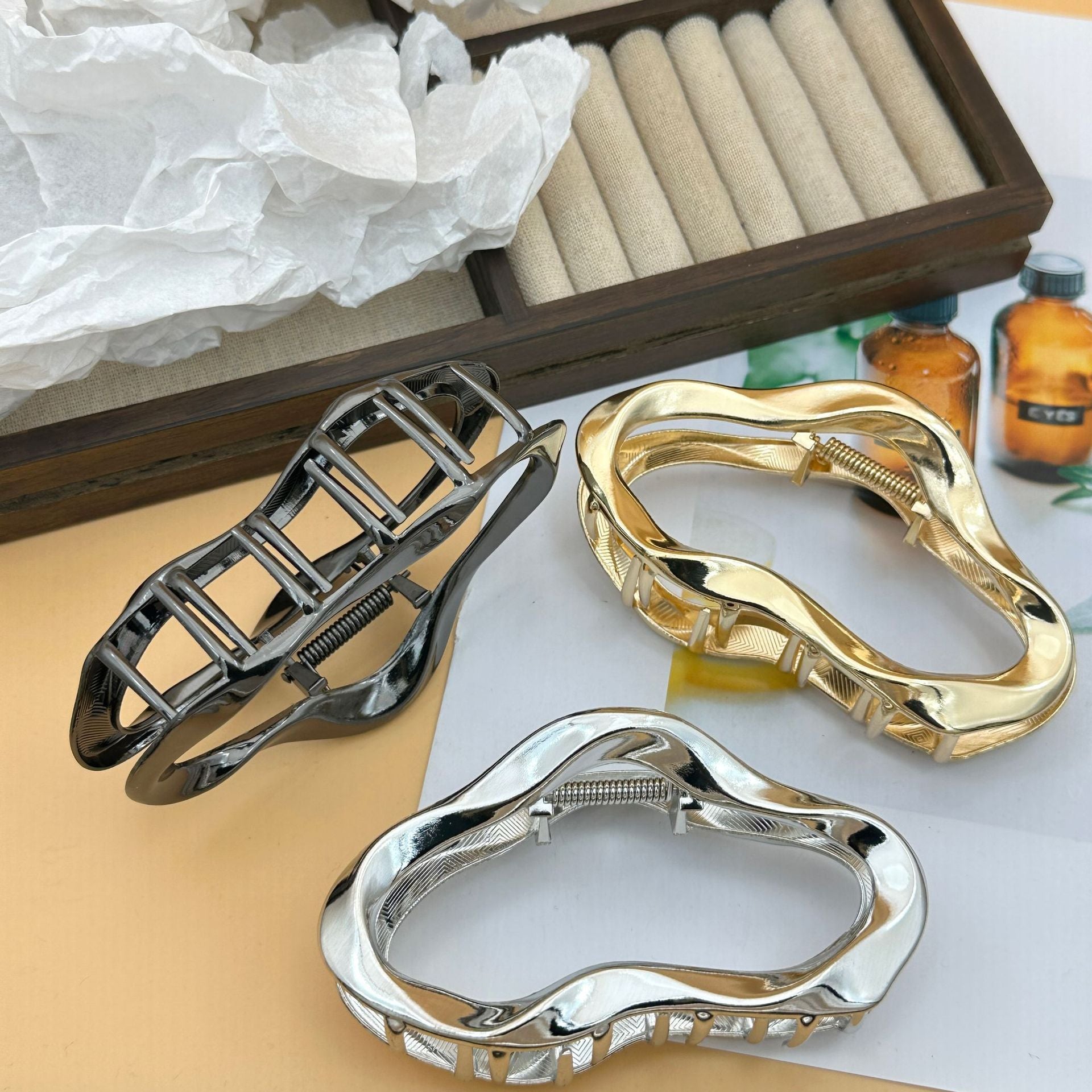 rregularly shaped line cloud clip, high-end feel, metallic hairpin for women, suitable for the back of the head, elegant shark clip, headpiece, large size