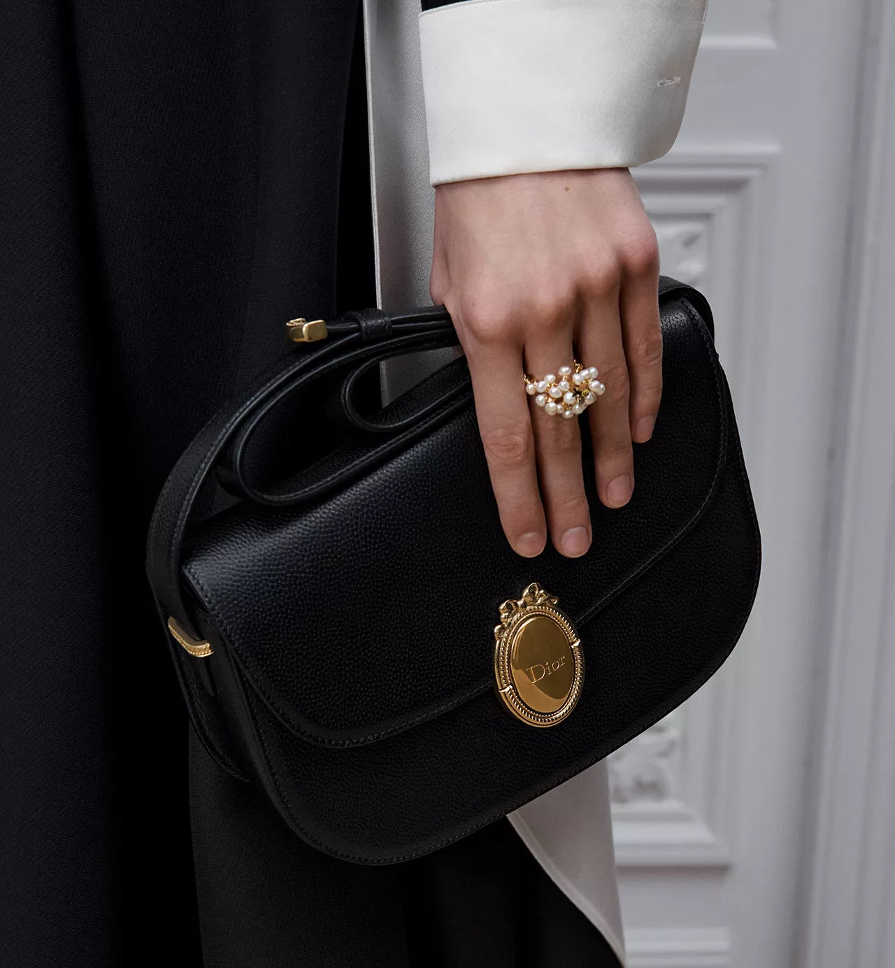 Medium Dior Médaillon Flap Bag Black Grained Calfskin /Reference: M3920QDWP_M900