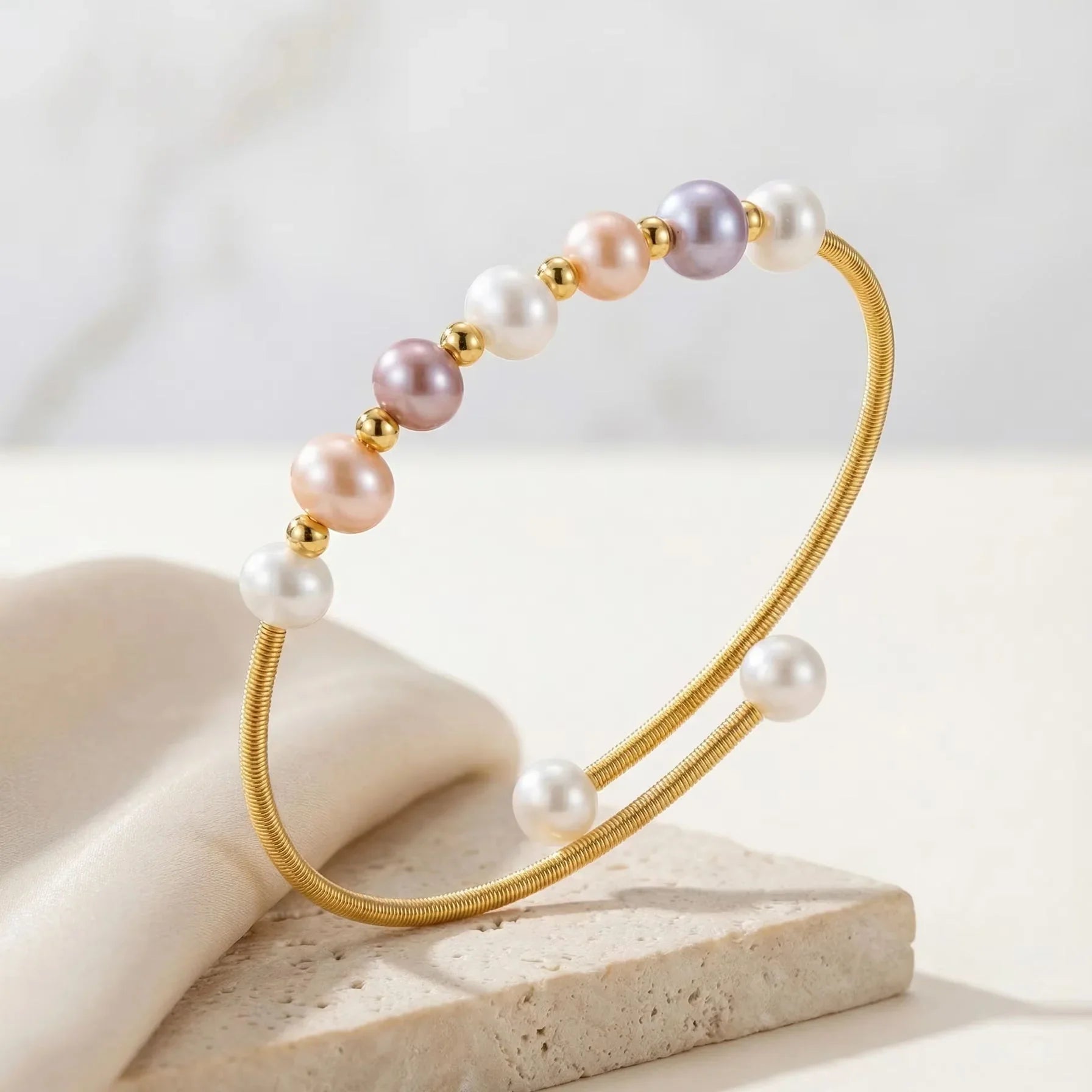 Lumiara 24K vergoldetes mehrfarbiges Perlenarmband, minimalistisch handgefertigt