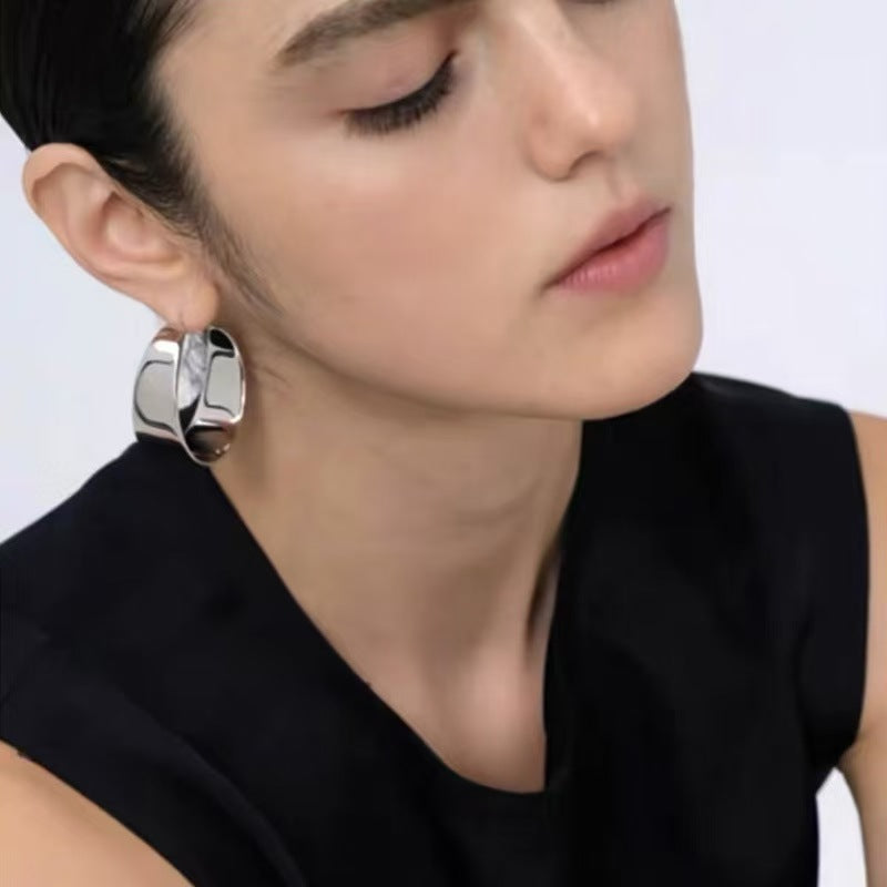 Classic European and American polished C-shaped hoop earrings for women, unique design, high-end feel, vintage, cold, minimalist ear studs