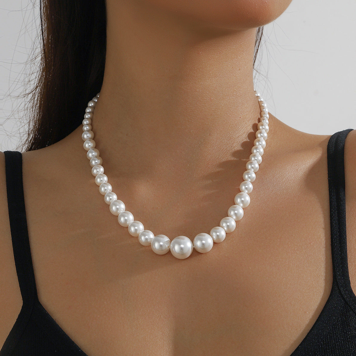 Cross-border European and American white pearl necklace for women, lightweight luxury design, niche concept, high-end feel, fashionable style, neck chain, collar chain, luxury