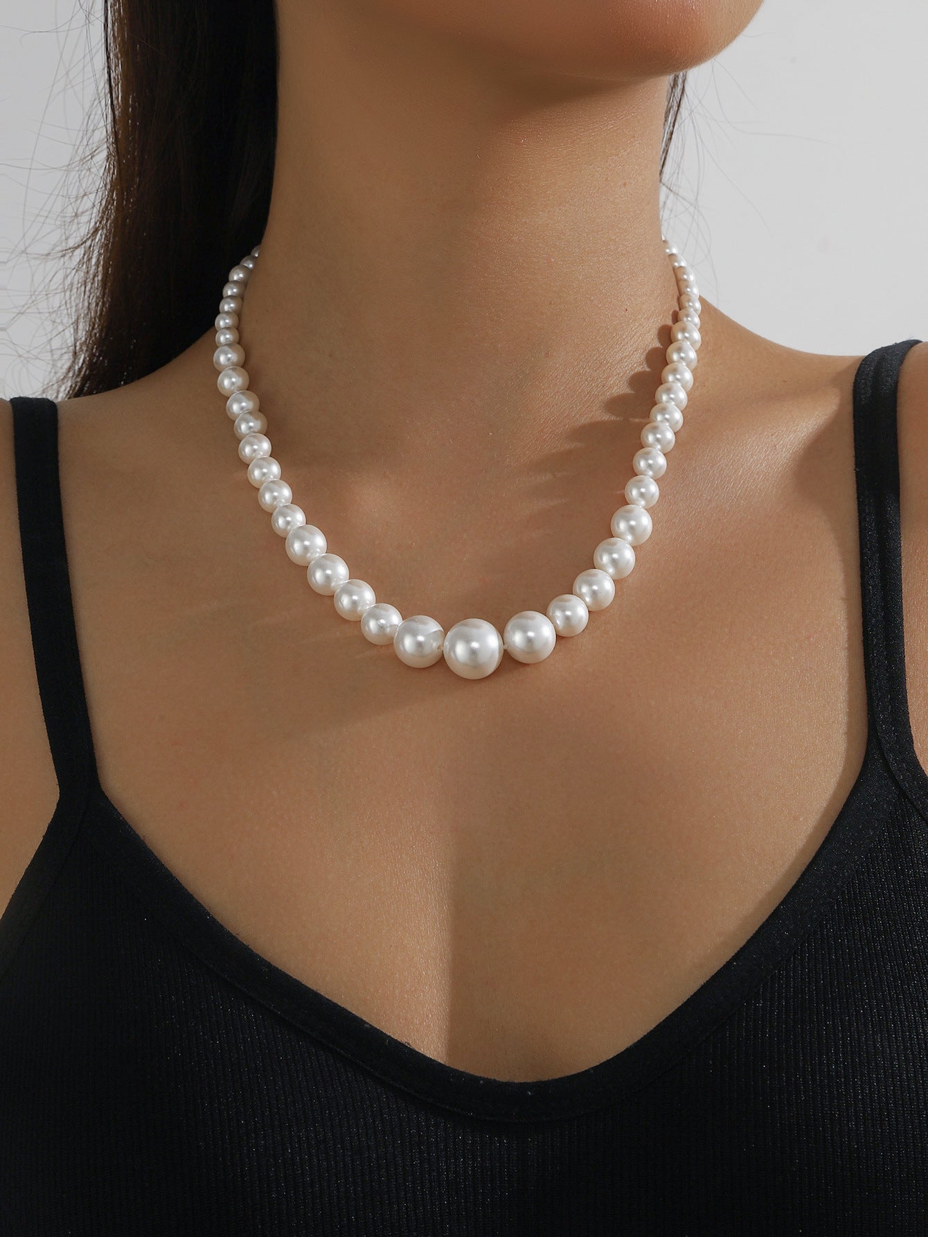 Cross-border European and American white pearl necklace for women, lightweight luxury design, niche concept, high-end feel, fashionable style, neck chain, collar chain, luxury