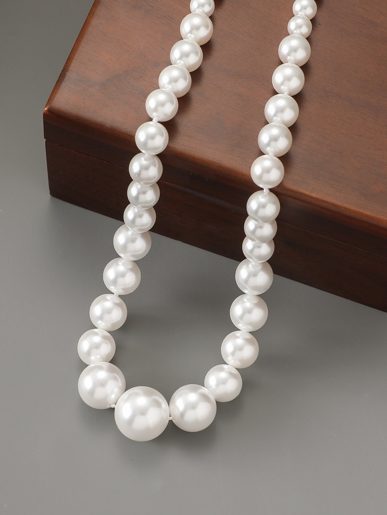 Cross-border European and American white pearl necklace for women, lightweight luxury design, niche concept, high-end feel, fashionable style, neck chain, collar chain, luxury