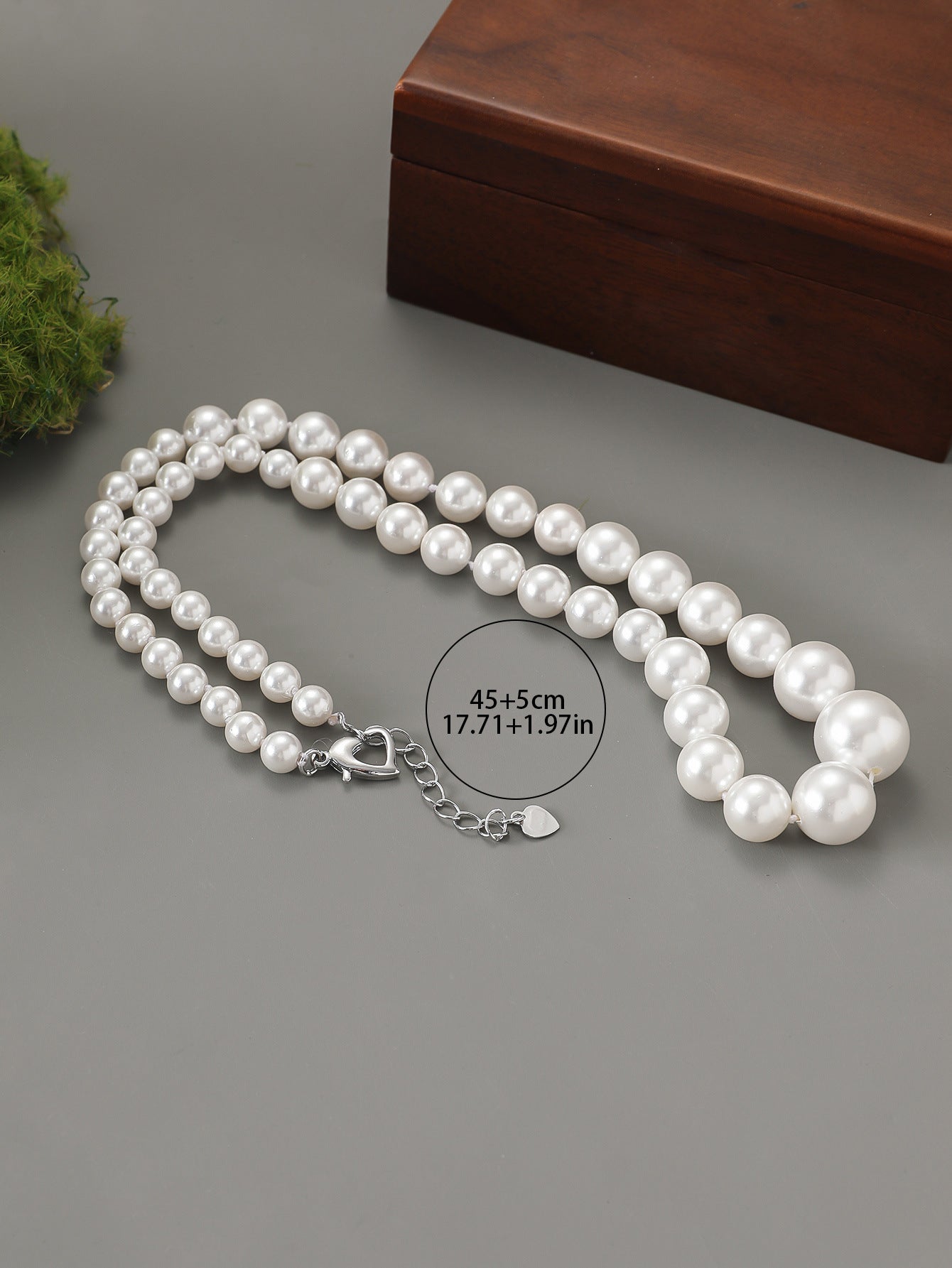 Cross-border European and American white pearl necklace for women, lightweight luxury design, niche concept, high-end feel, fashionable style, neck chain, collar chain, luxury