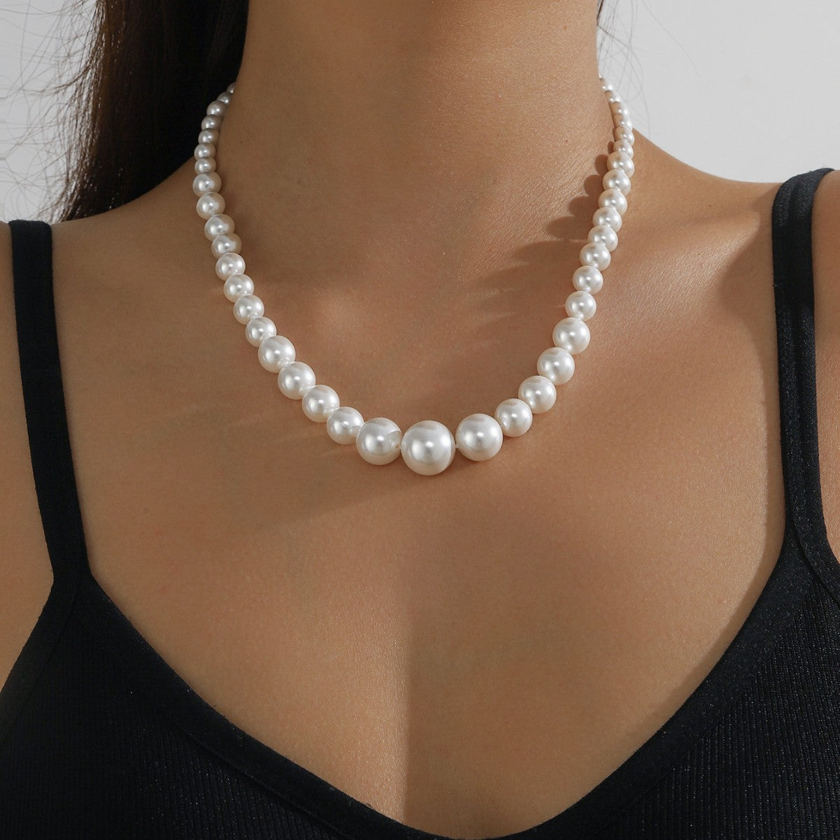 Cross-border European and American white pearl necklace for women, lightweight luxury design, niche concept, high-end feel, fashionable style, neck chain, collar chain, luxury