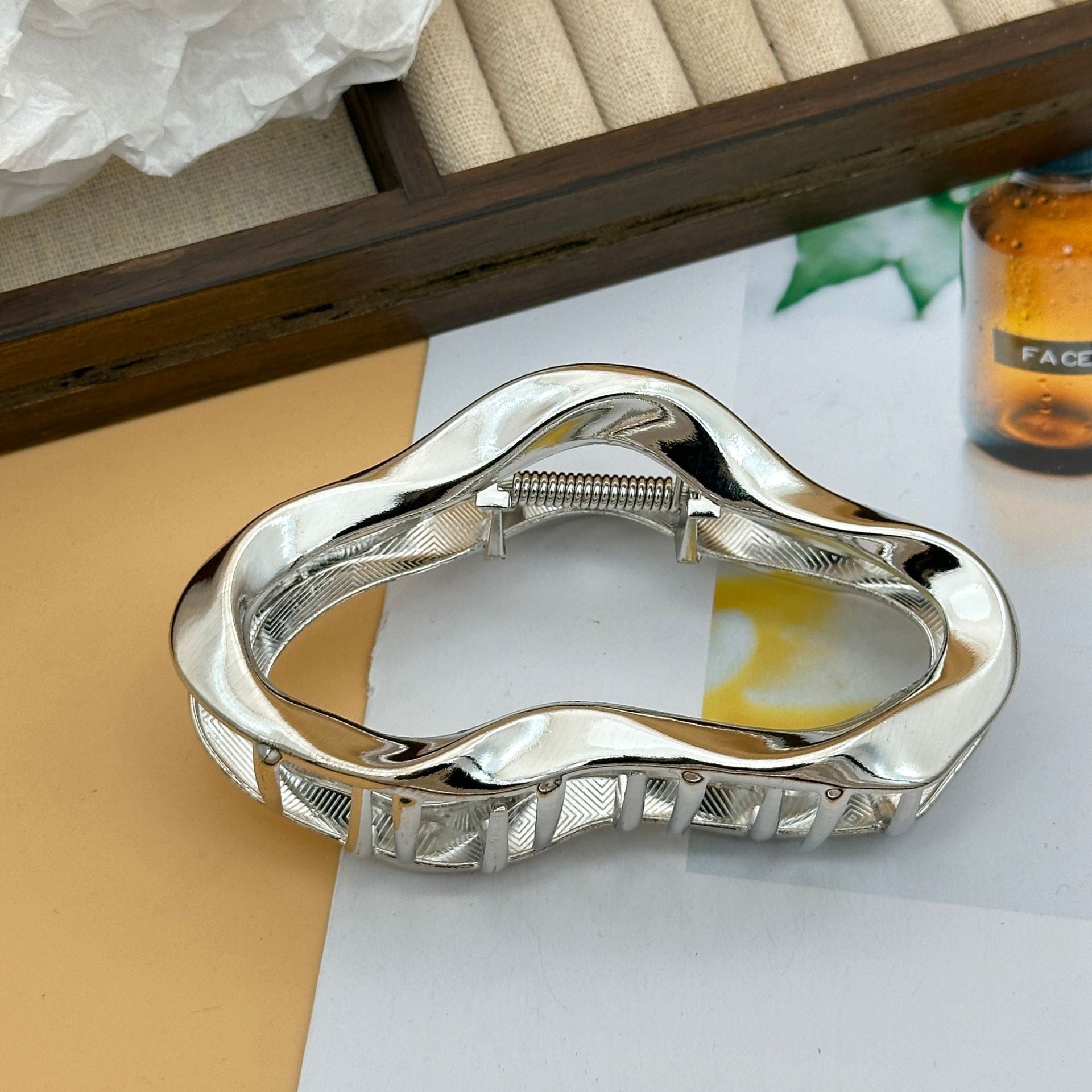 rregularly shaped line cloud clip, high-end feel, metallic hairpin for women, suitable for the back of the head, elegant shark clip, headpiece, large size