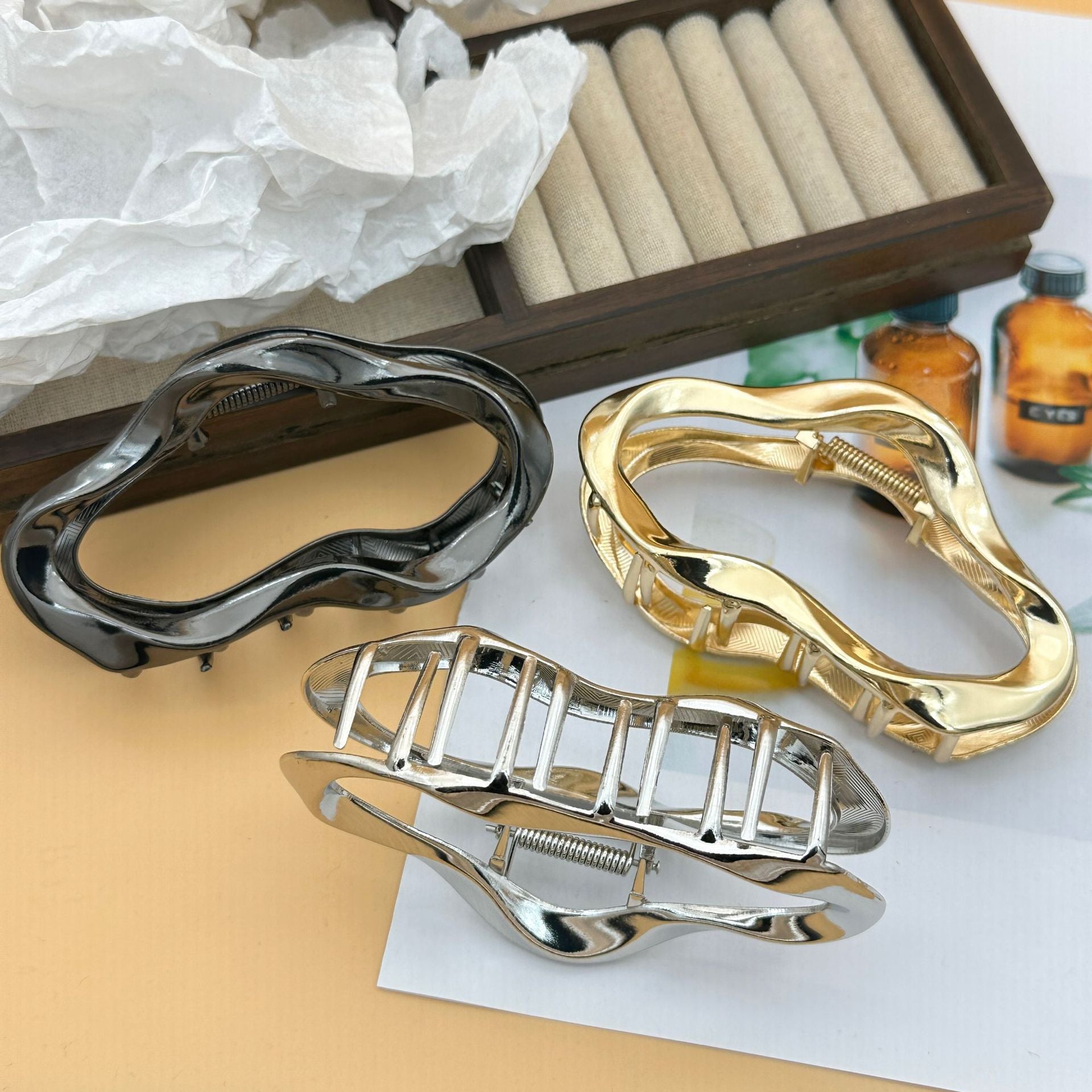 rregularly shaped line cloud clip, high-end feel, metallic hairpin for women, suitable for the back of the head, elegant shark clip, headpiece, large size