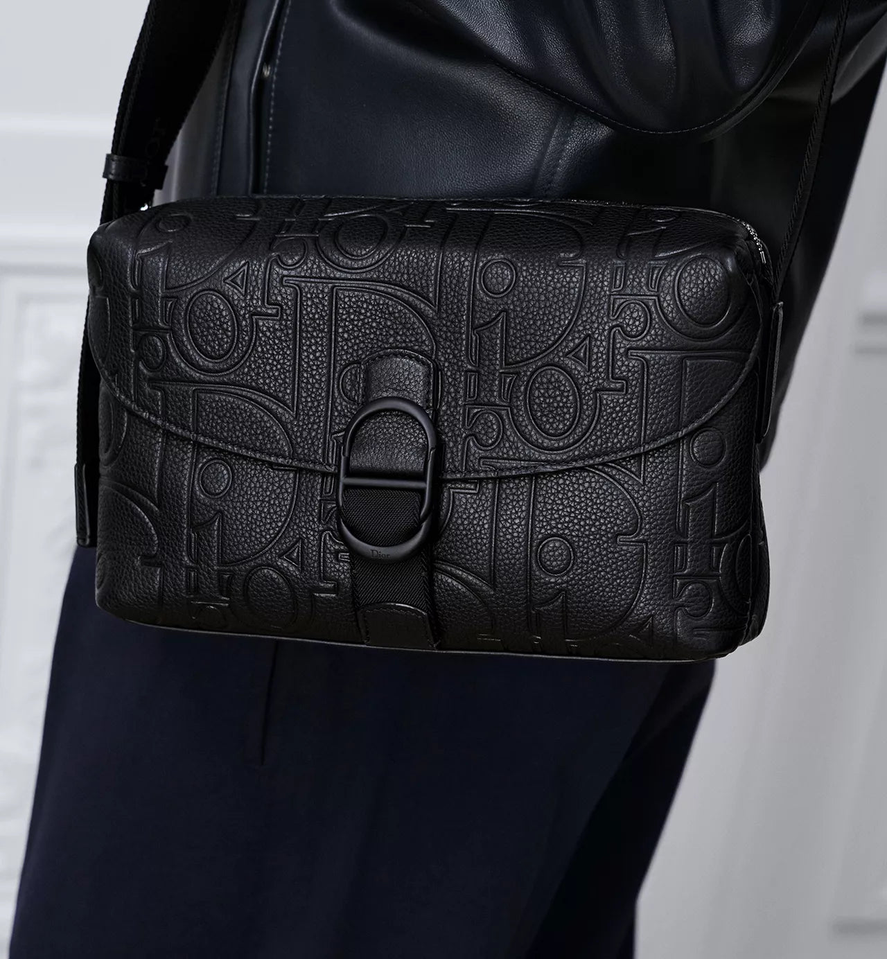 Dior Jett Zipped Messenger Bag Black Dior Gravity Leather /Reference: 1DBPO471MLL_H00N